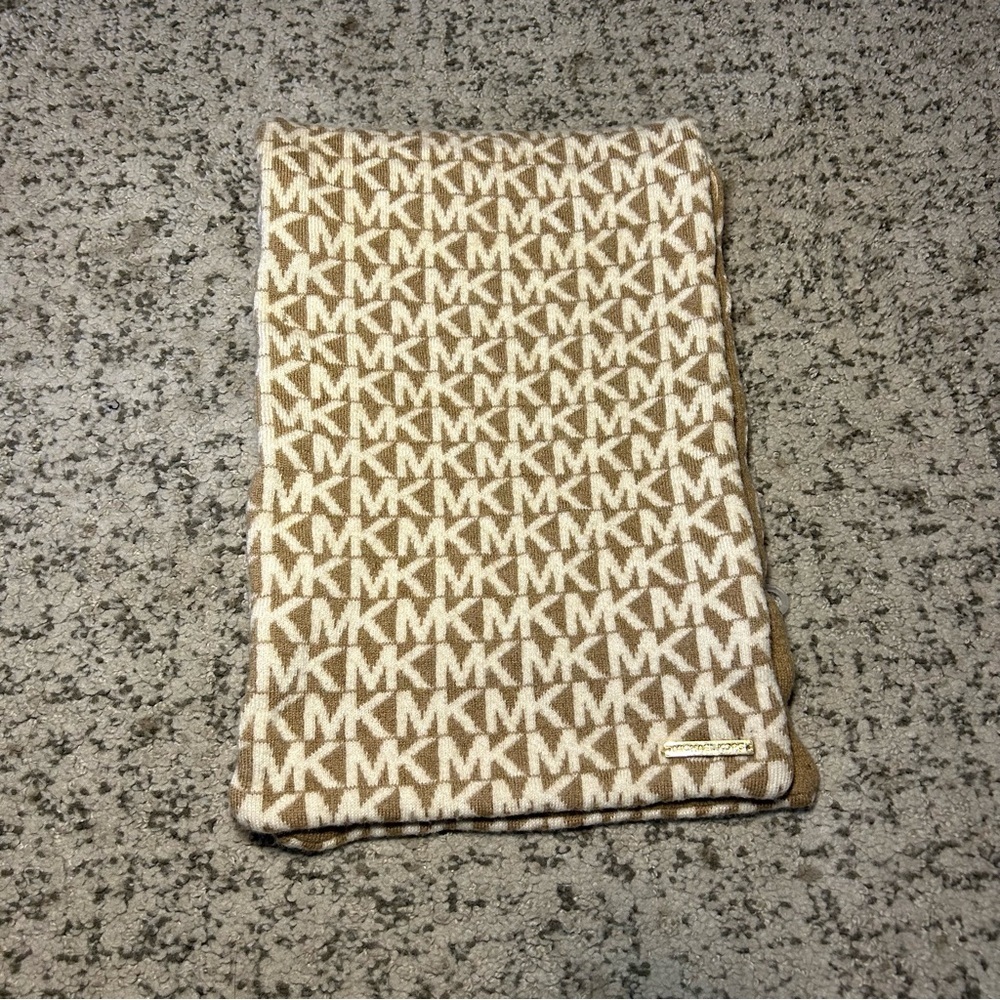 MICHEAL Micheal Kors 100% Merino Wool Tan & White Signature Scarf